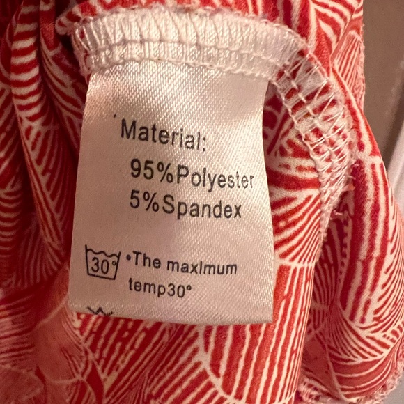 TASAMO size M red and white leaf print Round Neck Pleated Top with Cap Sleeves - Picture 2 of 10